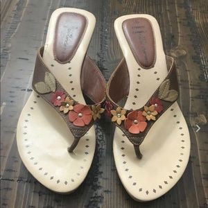 Carmela No Boundaries Thong Sandals Size 6 Tan